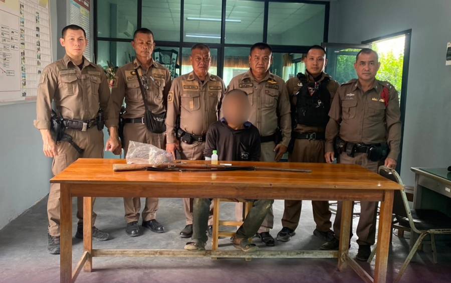  เจ้าหน้าที่ตำรวจสายตรวจ เข้าจับกุม ตรวจยึดปืนยาวแบบประกอบเอง (ปืนแก๊ป)