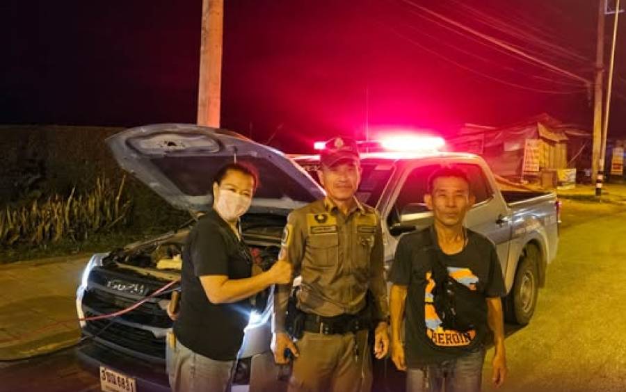 สายตรวจ สภ.สอง ทำการช่วยเหลือต่อพ่วงแบตเตอรี่จนเดินทางต่อไปได้